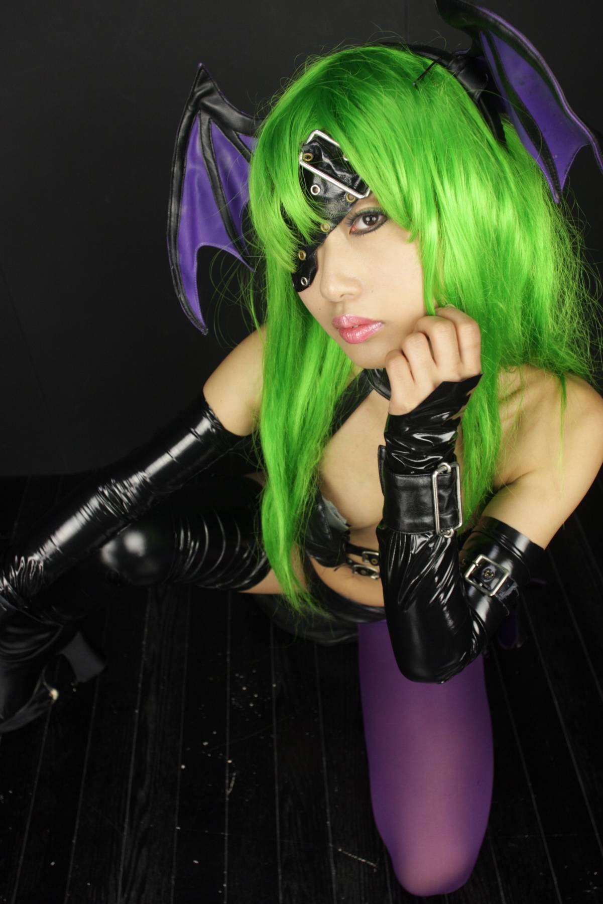 [Cosplay]  Darkstalkers  Morrigan with great body in latex